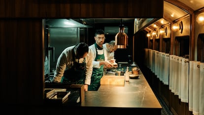 Canfranc Express, en el hotel Canfranc Estación, a Royal Hideaway Hotel (Huesca), se ubica en un antiguo vagón rehabilitado con la estética de los años 20 del siglo pasado. Al fondo, el chef Eduardo Salanova, responsable de su estrella Michelin.