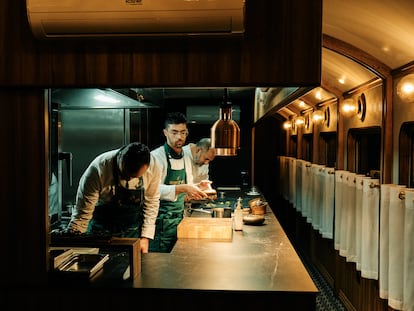 Canfranc Express, en el hotel Canfranc Estación, a Royal Hideaway Hotel (Huesca), se ubica en un antiguo vagón rehabilitado con la estética de los años 20 del siglo pasado. Al fondo, el chef Eduardo Salanova, responsable de su estrella Michelin.