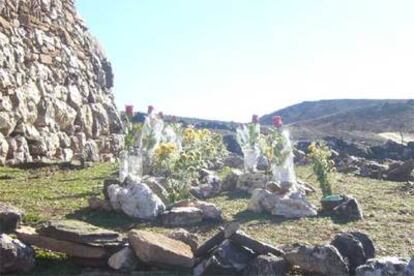 Flores de homenaje a los 11 fallecidos en el lugar de los hechos (Santa María del Espino).