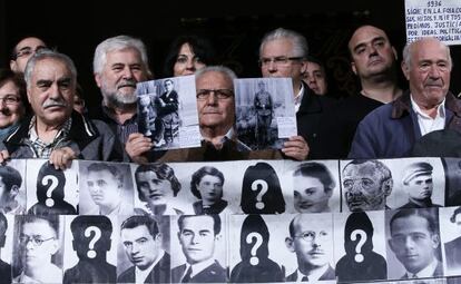 High Court Judge Baltasar Garz&oacute;n (third from right) and other demonstrators at the Ateneo in Madrid on Sunday.
 