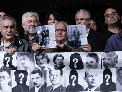 High Court Judge Baltasar Garz&oacute;n (third from right) and other demonstrators at the Ateneo in Madrid on Sunday.
 