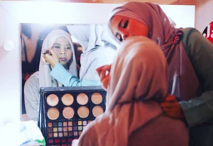 Una clienta prueba productos de Wardah Cosmetics.