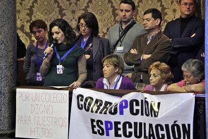 A la izquierda, miembros de la AMPA del colegio público Giner de los Ríos, en Campanar, que ayer reclamó una ampliación del colegio pendiente desde hace cinco años.