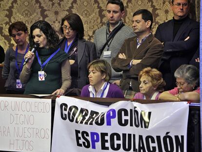 A la izquierda, miembros de la AMPA del colegio público Giner de los Ríos, en Campanar, que ayer reclamó una ampliación del colegio pendiente desde hace cinco años.