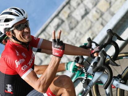 Alberto Contador, en el pelot&oacute;n, durante la decimonovena etapa de la Vuelta.