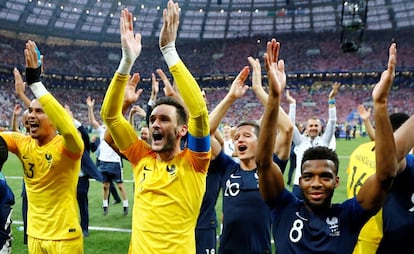 Los jugadores franceses aplauden a la grada del estadio Olímpico de Moscú. 