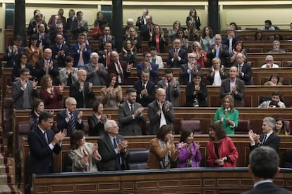 Los diputado socialistas aplauden la intervención de la ministra de Hacienda, este martes en el debate de los Presupuestos.