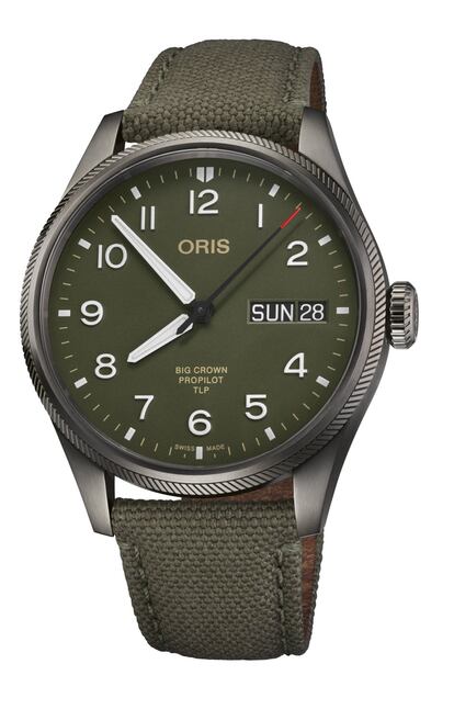  Oris presenta un reloj de edición limitada a 750 unidades para rendir homenaje a TLP, el programa internacional de entrenamiento para tripulaciones aéreas de la OTAN con sede en España, en la base de Los Llanos (Albacete). Un paso más allá en el vínculo de la marca independiente suiza con el mundo de la aviación. La esfera del reloj está inspirada en el mono de vuelo de los pilotos de TLP, adornada con detalles en beige prestados de su logo. Un modelo que fomenta la cooperación entre países. Precio: 2.050 euros.