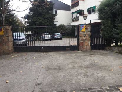 Entrada al aparcamiento en el que murió el vecino de Torrelodones.