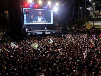 El presidente electo de Chile, Gabriel Boric, saluda a sus seguidores tras obtener los resultados de este domingo.