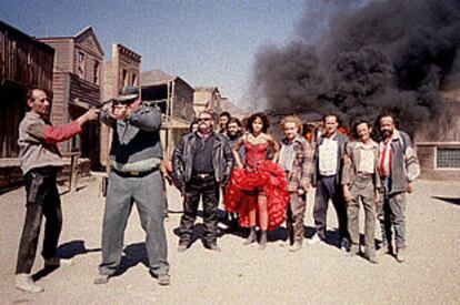 Un grupo de actores, durante el rodaje de una secuencia de <i>800 balas, </i>de Álex de la Iglesia, en el poblado de Texas Hollywood, en el desierto de Tabernas.