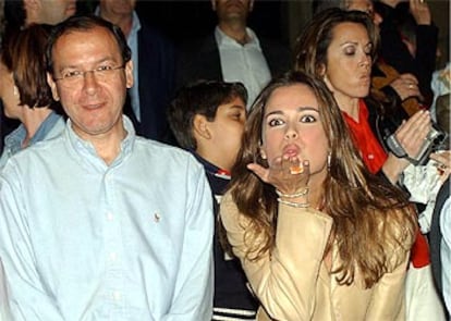 La presentadora, junto al alcalde, Miguel Ángel Cámara, lanza besos desde la tribuna donde observan el desfile.