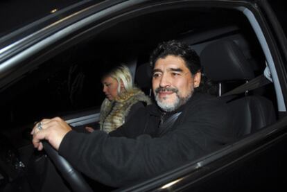 Diego Armando Maradona junto a su novia Verónica, en su coche, en una imagen tomada el ocho de julio.