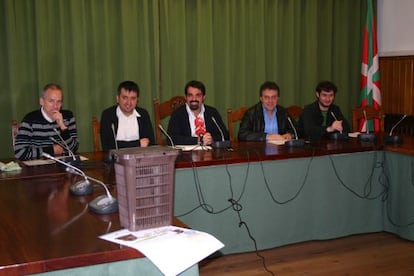 El alcalde de Urnieta, Mikel Pagola, en el centro y con barba, ayer junto a representantes del PNV, PSE y Bildu en el Ayuntamiento.