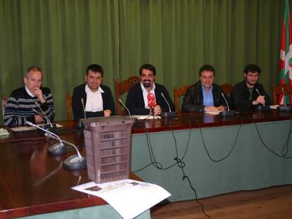 El alcalde de Urnieta, Mikel Pagola, en el centro y con barba, ayer junto a representantes del PNV, PSE y Bildu en el Ayuntamiento.