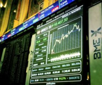 Paneles del Ibex en la Bolsa de Madrid.