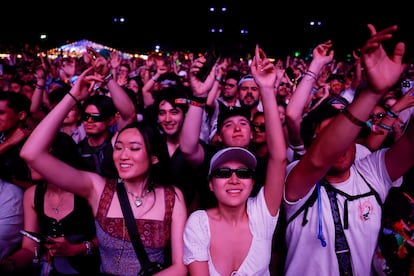 Asistentes ven a Zedd actuar en el escenario durante el festival de Coachella en Indio, California, el 13 de abril de 2025.