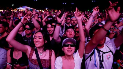 Asistentes ven a Zedd actuar en el escenario durante el festival de Coachella en Indio, California, el 13 de abril de 2025.