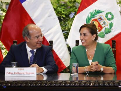 Dina Boluarte conversa con el expresidente mexicano Felipe Calderón, durante el acto en el Palacio de Gobierno en Lima.