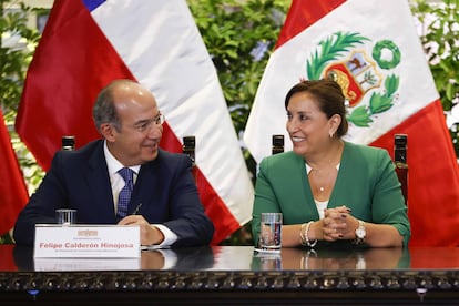 Dina Boluarte conversa con el expresidente mexicano Felipe Calderón, durante el acto en el Palacio de Gobierno en Lima