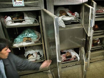 Cadáveres de palestinos sin identificar en el depósito del hospital Jan Yunis, al sur de Gaza.