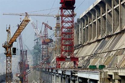 Obras de la gigantesca presa de las Tres Gargantas, que se convertirá en 2009 en el mayor complejo hidráulico del mundo