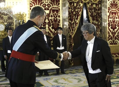 El nuevo embajador de Japón, Masashi Mizukami saluda al Rey en el Palacio Real.