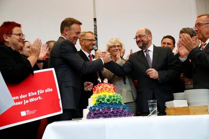 Thomas Oppermann junto a Martin Schulz ofcelerban el resultado de la votación en el Parlamento, en Berlín (Alemania), el 30 de junio de 2017.