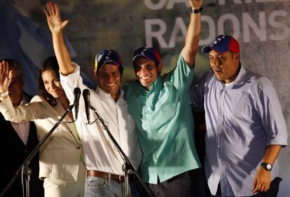 El ganador de las elecciones primarias de la oposición venezolana, Henrique Capriles (c), saluda a sus seguidores junto a los precandidatos María Corina (i), Leopoldo López (2i) y Pablo Pérez (d), en febrero de 2012.