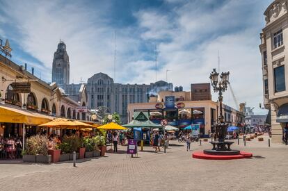 FJK6Y8 A view of Mercado del Puerto in the left, the famous place in Montevideo to eat local meat cuts