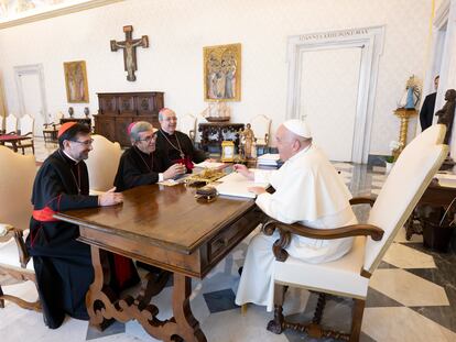 El papa Francisco en una reunión mantenida este viernes en el Vaticano con el presidente de la Conferencia Episcopal Española (CEE), Luis Argüello (centro), el vicepresidente, José Cobo (a la izquierda), y el secretario general, Francisco César García Magán.
