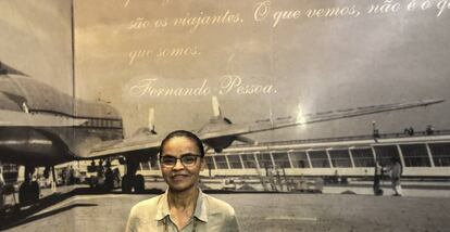 Marina Silva diante de painel no aeroporto de Congonhas.