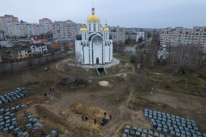 Una fosa común en Bucha, en las afueras de Kiev, en donde el fin de semana se hallaron los cuerpos de más de 300 civiles asesinados por los rusos antes de abandonar el enclave. El Kremlin ha puesto a trabajar su maquinaria propagandística a toda velocidad para negar su implicación en la matanza. Pero varias grabaciones verificadas por EL PAÍS, así como las imágenes satélite publicadas por ‘The New York Times’ dejan en evidencia el discurso oficial del régimen de Putin y demuestran que los cadáveres ya estaban allí antes de que los rusos se fueran de la ciudad.