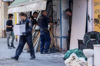 Agentes de la Policía Nacional a las puertas del local comercial del barrio de Campanar de València, en el que se encuentran buscando restos humanos bajo el suelo de este en el marco de una operación que está declarada secreta.