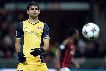 Diego Costa observa el balón