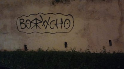 Pintada vandálica hecha en los alrededores de la Alhambra de Granada el viernes pasado, en una imagen cedida por vecinos de la zona.