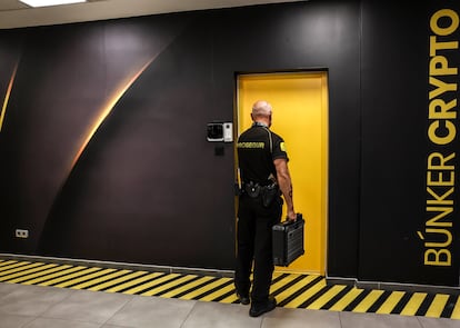 Un guardia junto a la sala de seguridad que Prosegur utiliza en la custodia de las claves de criptomonedas de sus clientes, en Vicálvaro (Madrid), el pasado jueves.