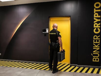 Un guardia junto a la sala de seguridad que Prosegur utiliza en la custodia de las claves de criptomonedas de sus clientes, en Vicálvaro (Madrid), el pasado jueves.