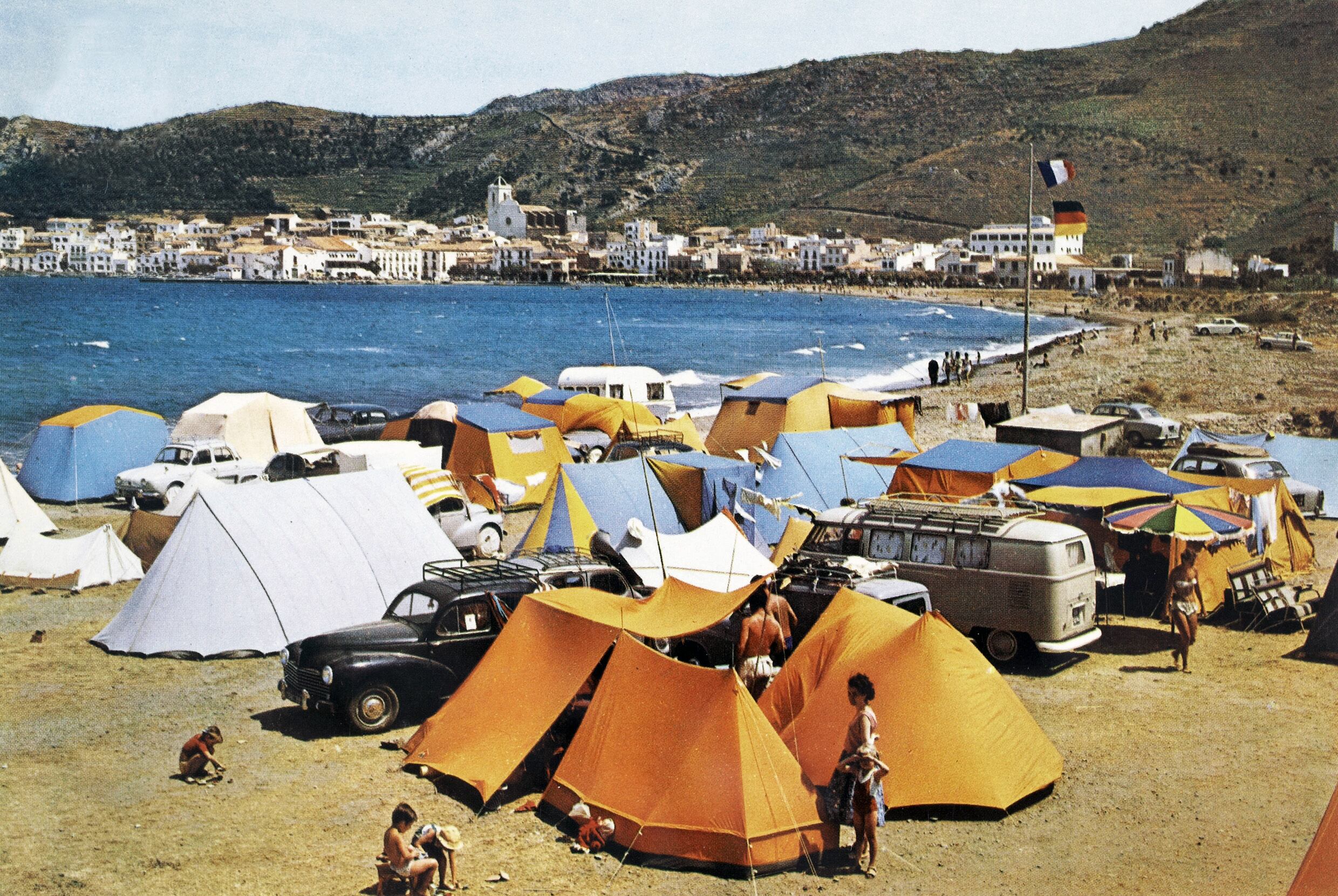 España se va de camping: del Seat 600 y la tienda canadiense a las villas y los parques acuáticos