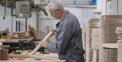 Proceso de producción de un mueble de Andreu World. 