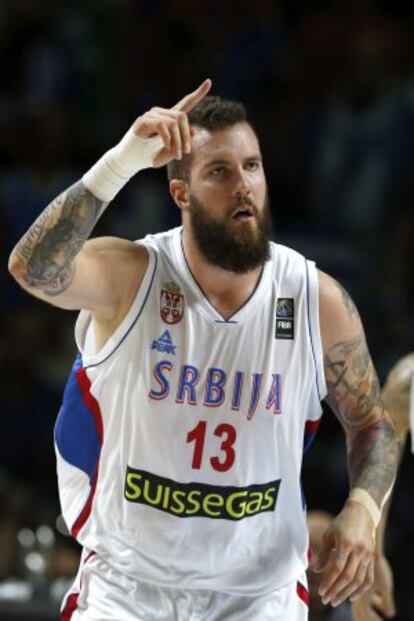 El pívot de la selección de baloncesto de Serbia Miroslav Raduljica.