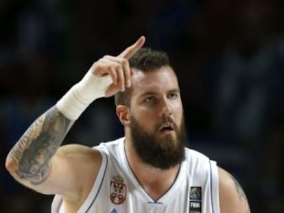 El pívot de la selección de baloncesto de Serbia Miroslav Raduljica.
