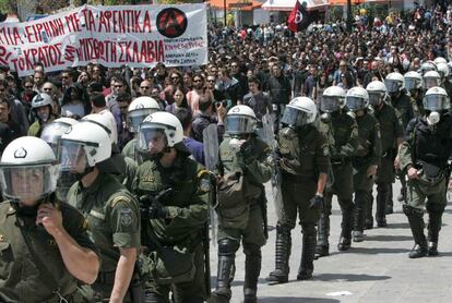 La marcha principal de la capital griega ha estado escoltada por agentes antidisturbios.