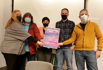 Representantes de los sindicatos, en la sede de ELA en Bilbao.