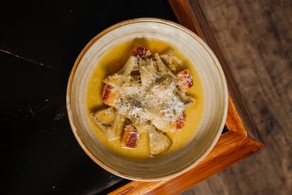 Alcachofas a la carbonara con papada de cerdo confitada y yema de huevo, del restaurante El Alimentario, en Vélez-Málaga.