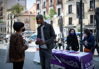 Serigne Mbayé preside el viernes pasado una mesa informativa de Unidas Podemos en la Plaza del Cascorro, en el centro de Madrid.