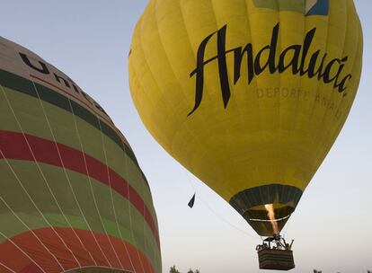 Una familia extremeña despega en globo el pasado domingo en un descampado de Huévar. (Sevilla)