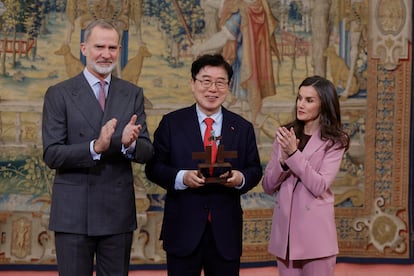 Los reyes entregan el Premio Ñ 2024 del Instituto Cervantes al hispanista coreano Park Chul, antes de la reunión anual del Patronato del Instituto Cervantes celebrada este miércles en el Palacio Real de El Pardo.
