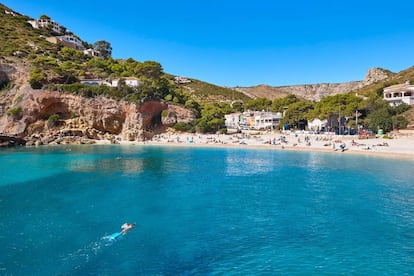 Vista desde el mar de La Granadella (Alicante).