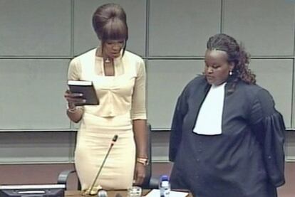 Naomi Campbell jura sobre la Biblia antes de prestar declaración en el tribunal de la ONU para Sierra Leona, ayer en La Haya.